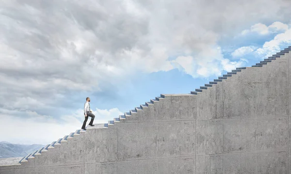 Homem Negócios Subindo Uma Longa Escada Que Leva Céu Conceito — Fotografia de Stock