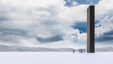 Çölde büyük siyah bir anıt ve bir grup insan bekliyor. 3d görüntü ve modeller oluştur