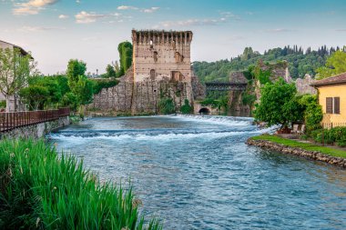 Nehre bakan Borghetto Konsolosu Mincio 'nun resmi. İtalya.