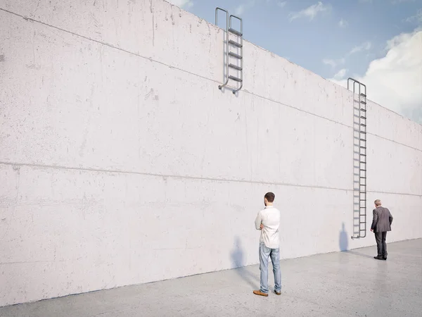 Mannen Met Ladders Van Verschillende Lengtes Aan Voorkant Een Obstakel — Stockfoto