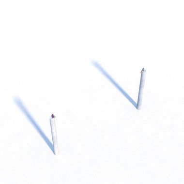 Birbirlerinden uzak, uzun silindirlerin üzerinde oturan uzak adamlar. Mesafeli kavram. 3d modeller.