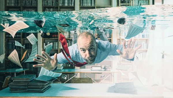 Geschäftsmann Schwimmt Überflutetem Büro — Stockfoto