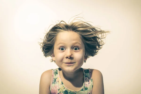 Menina Olha Câmera Com Expressão Engraçada Divertida Retrato Estúdio — Fotografia de Stock