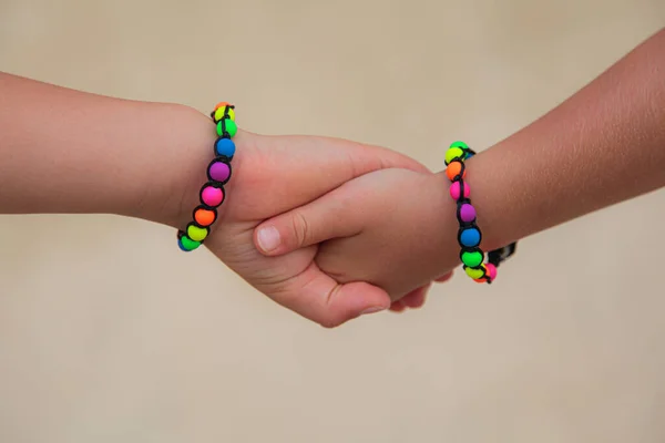 Kinderen Die Elkaars Hand Vasthouden Kleurrijke Armbanden Begrip Vriendschap — Stockfoto