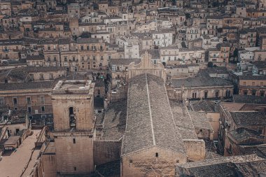 Scicli yukarıdan görüldü. İtalya.