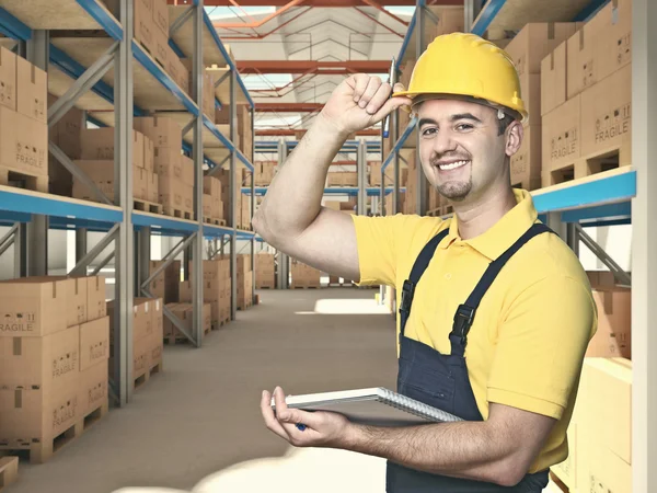 Man in magazijn — Stockfoto