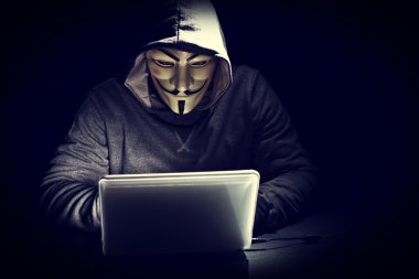 hacker iş yerinde maskesi