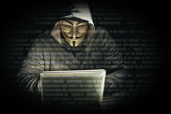 Hacker mit Maske — Stockfoto