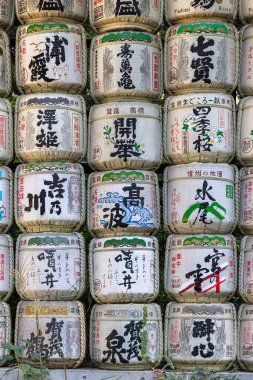 Bir tapınakta kaligrafi, desenler ve kültürel gelenek sergilenen Edo dönemi sake fıçıları