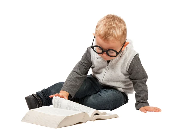 Het lezen van een boek — Stockfoto