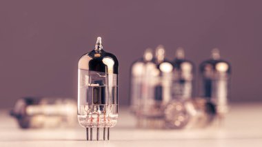 Elektrikli süpürge tüpü eski elektronik teknolojiyi gösteriyor