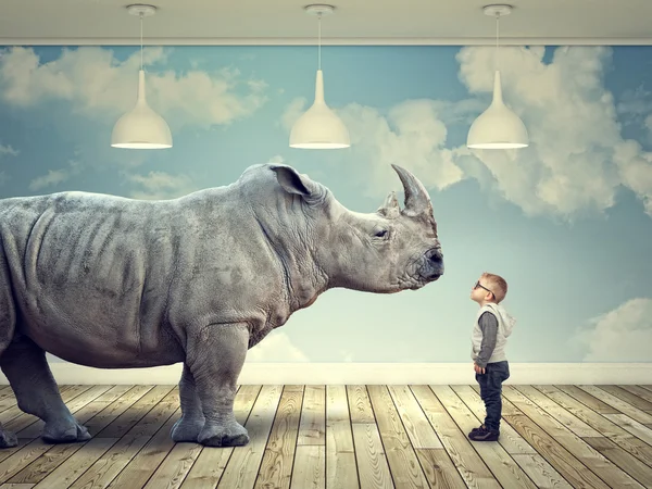 Rinoceronte e criança — Fotografia de Stock