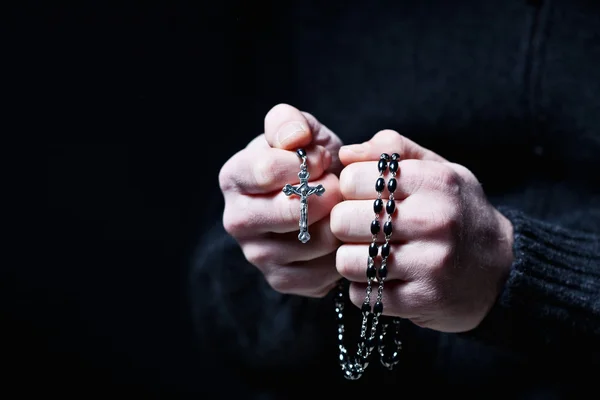 Hands and rosary — Stock Photo, Image