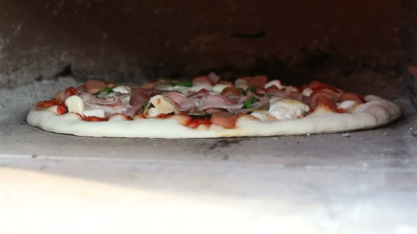 Pizzabäcker bei der Arbeit — Stockvideo