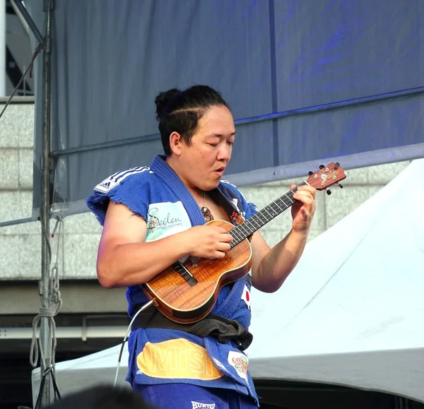 Famoso japonés Ukulele artista realiza — Foto de Stock