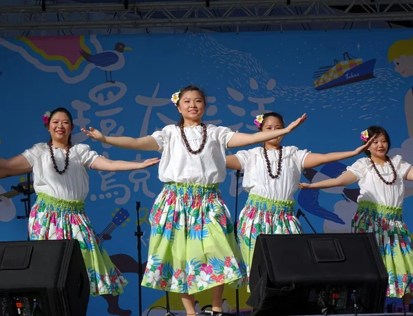 Female Dancers Perform a Hawaiian Dance — Stock Photo, Image