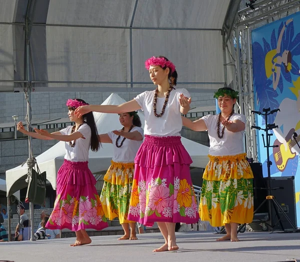 Bailarinas femeninas realizan una danza hawaiana —  Fotos de Stock