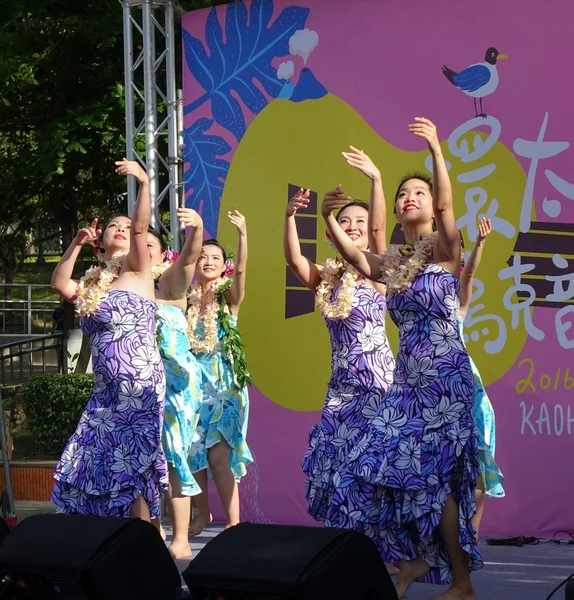 Bailarinas femeninas realizan una danza hawaiana —  Fotos de Stock