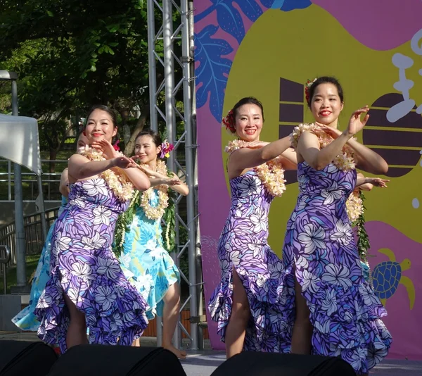 Dançarinas realizam uma dança havaiana — Fotografia de Stock