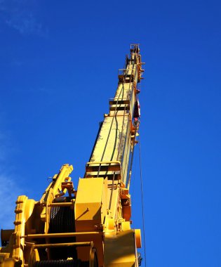 Teleskopik vinç ve mavi gökyüzü