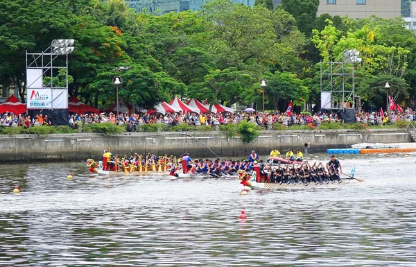 Фестиваль Dragon Boat 2016 на Тайване — стоковое фото