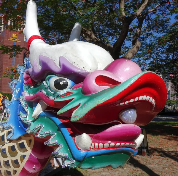 A figura em forma de dragão tradicional de um barco de dragão — Fotografia de Stock