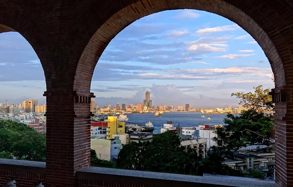 Uitzicht over de stad Kaohsiung op zonsondergang tijd — Stockfoto