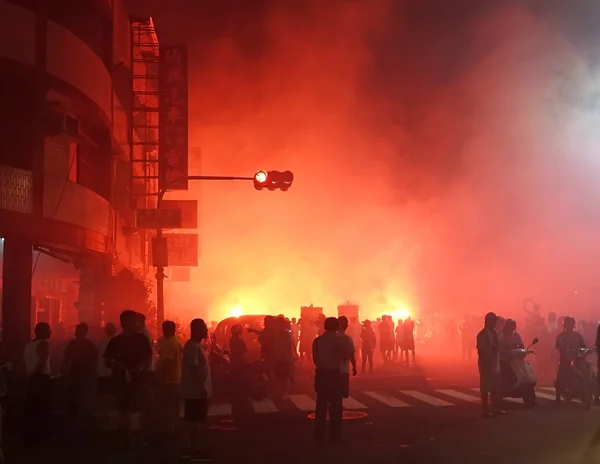 Vuurwerk tijdens een optocht van de tempel — Stockfoto