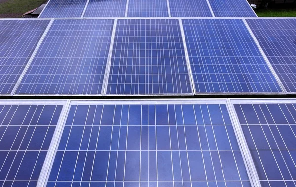 Filas de paneles solares — Foto de Stock