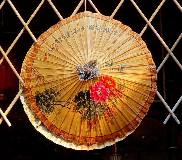 Kinesiska handmålade olja-papper paraply — Stockfoto