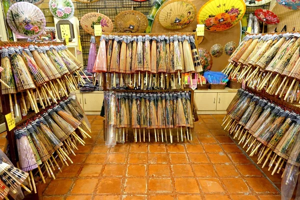 Os guarda-chuvas de óleo feitos à mão chineses do óleo-papel são vendidos em uma loja — Fotografia de Stock