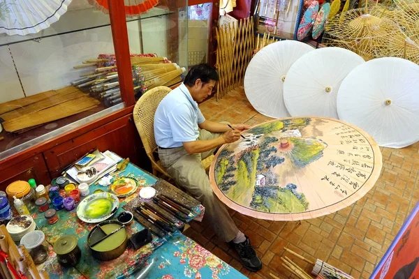 Painting Chinese Oil-Paper Umbrellas — Stock Photo, Image