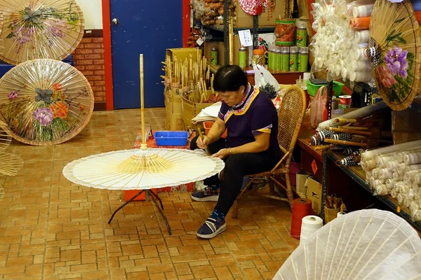 Making Chinese Paper Umbrellas — Stock Photo, Image