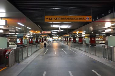 bir metro istasyonunda uzun yeraltı geçidi