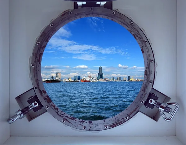 Красивый порт Гаосюн, видимый через иллюминатор корабля — стоковое фото