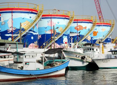 Yakıt depolama tankları ile renkli tasarımlar