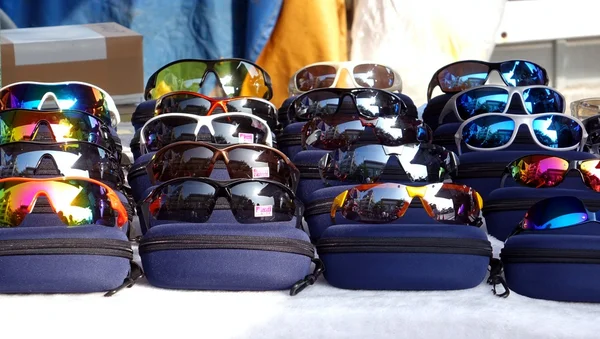 Refletindo óculos de sol para venda — Fotografia de Stock