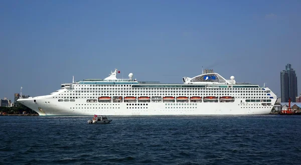 Large Cruise Ship Docks in Taiwan — Stock Photo, Image