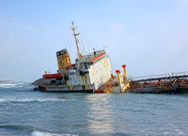 Shipwrecked Diesel Tanker — Stockfoto