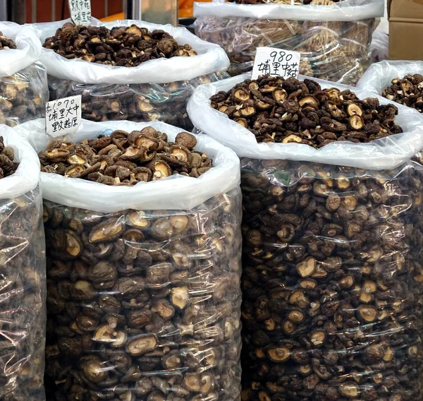 Grote zakken met gedroogde champignons — Stockfoto