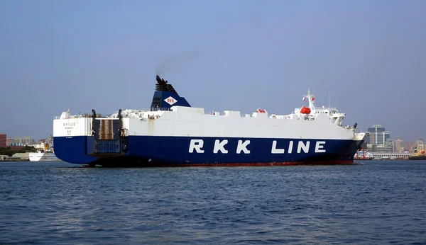 Duży statek towarowy wchodzi do portu Kaohsiung — Zdjęcie stockowe