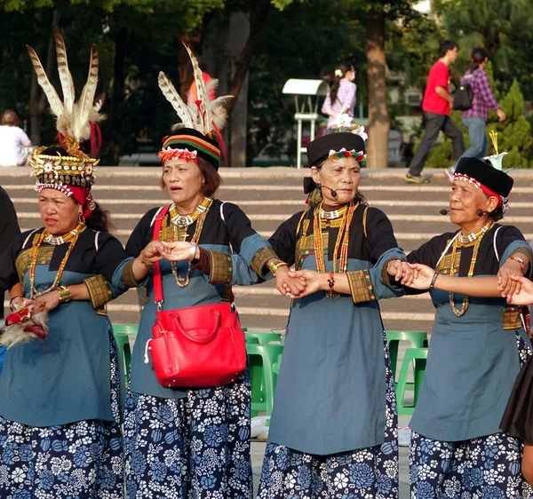 女性は、伝統的な踊りを披露します。 — ストック写真