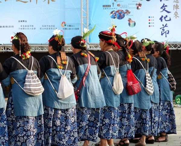 Las mujeres realizan una danza tradicional —  Fotos de Stock