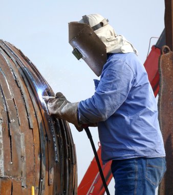 Kaynakçı korumalı Metal Ark işlemini kullanarak iş yerinde