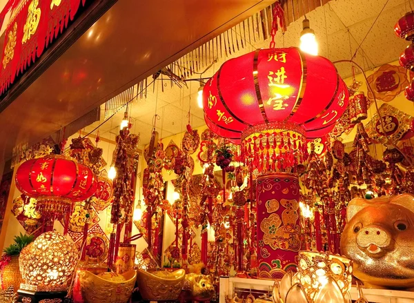 Grote winkel verkoopt Chinees Nieuwjaar decoraties — Stockfoto