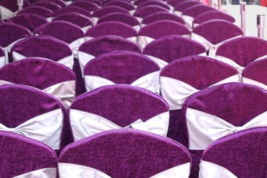 Festival kapalı mor kumaş döşemeli sandalyeler
