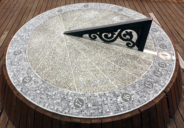 Gran reloj de sol hecho de piedra — Foto de Stock