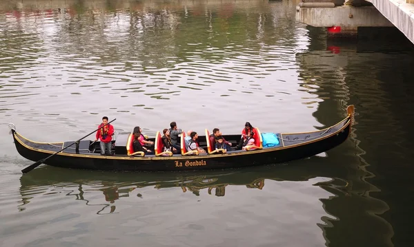 Turistas dan un paseo en góndola por el río Love — Foto de Stock