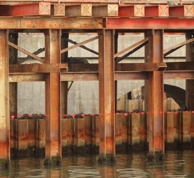 Köprü inşaatı ile büyük kirişler