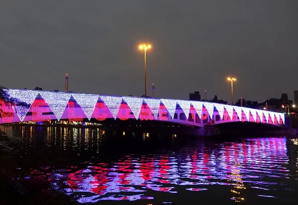 Most přes řeku lásky v noci — Stock fotografie
